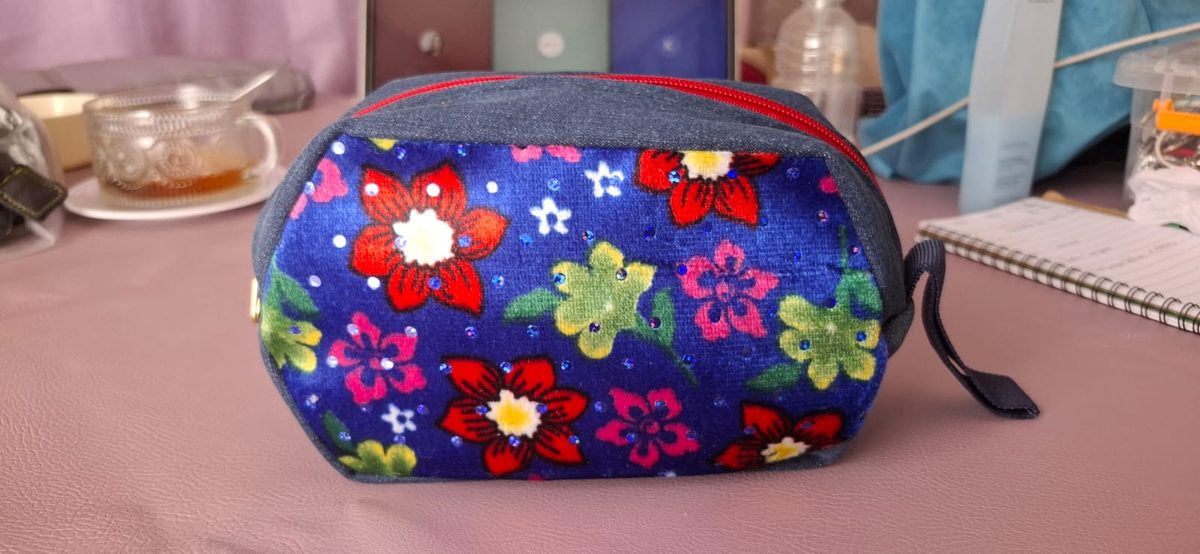 Neceser de denim con panel floral de plush y pedrería