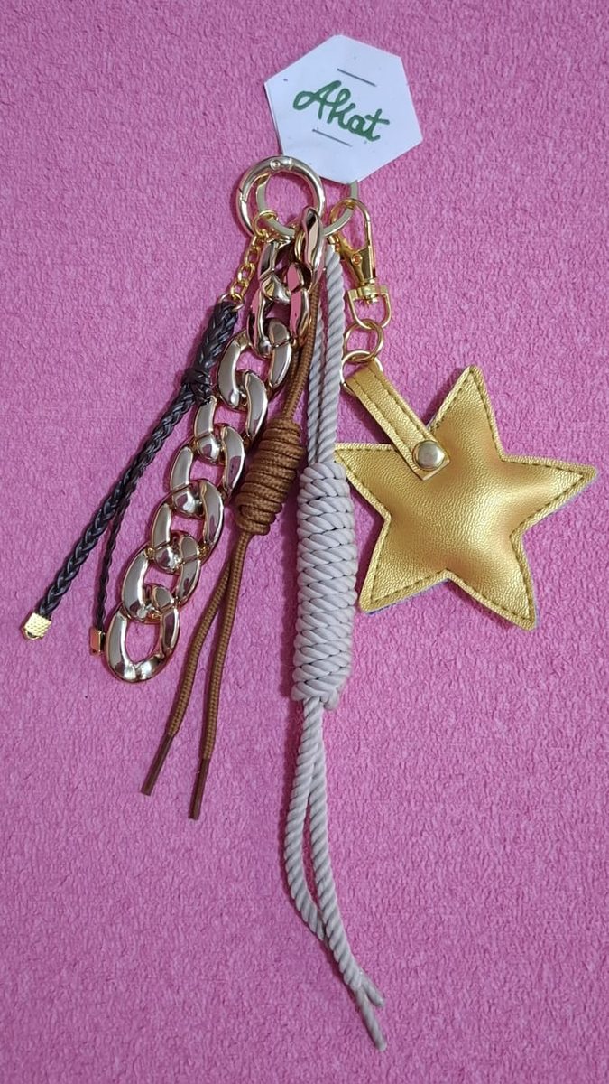 Charm con estrella dorada de cuerina y cadenas