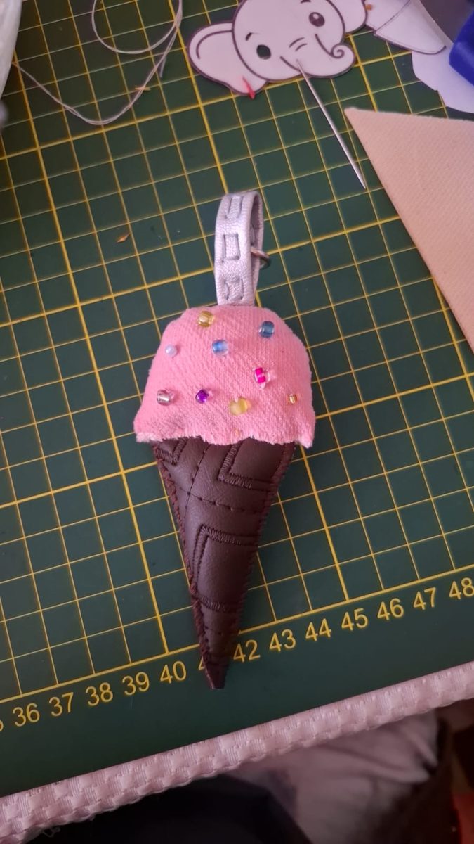 Charm con forma de helado en tela plush rosada