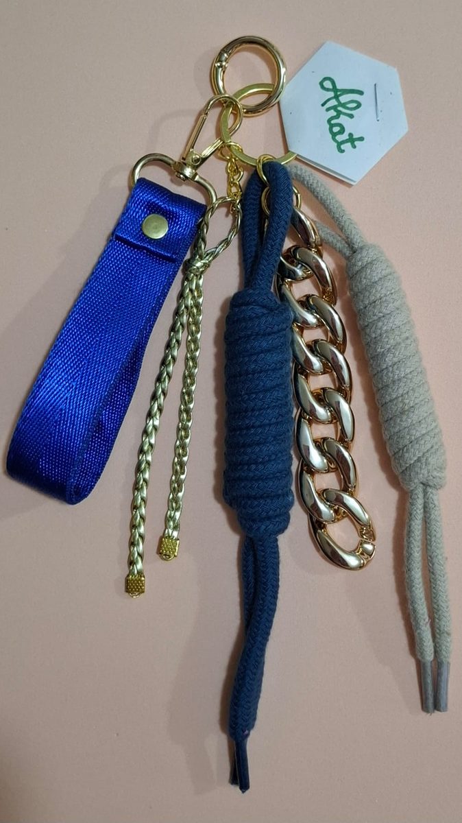 Set de charms Akat con cordones azul marino y cadena dorada