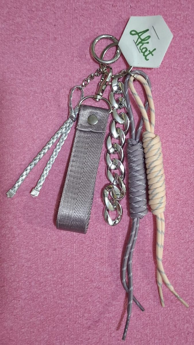 Set de charms en tonos plata con cadena y cordones