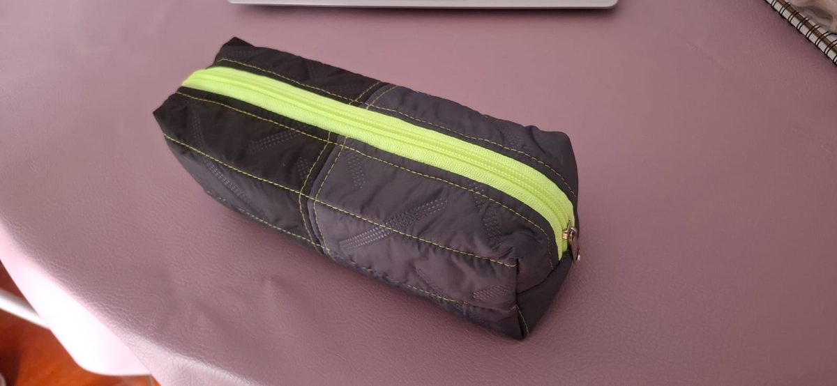Estuche acolchado gris con cierre verde neón