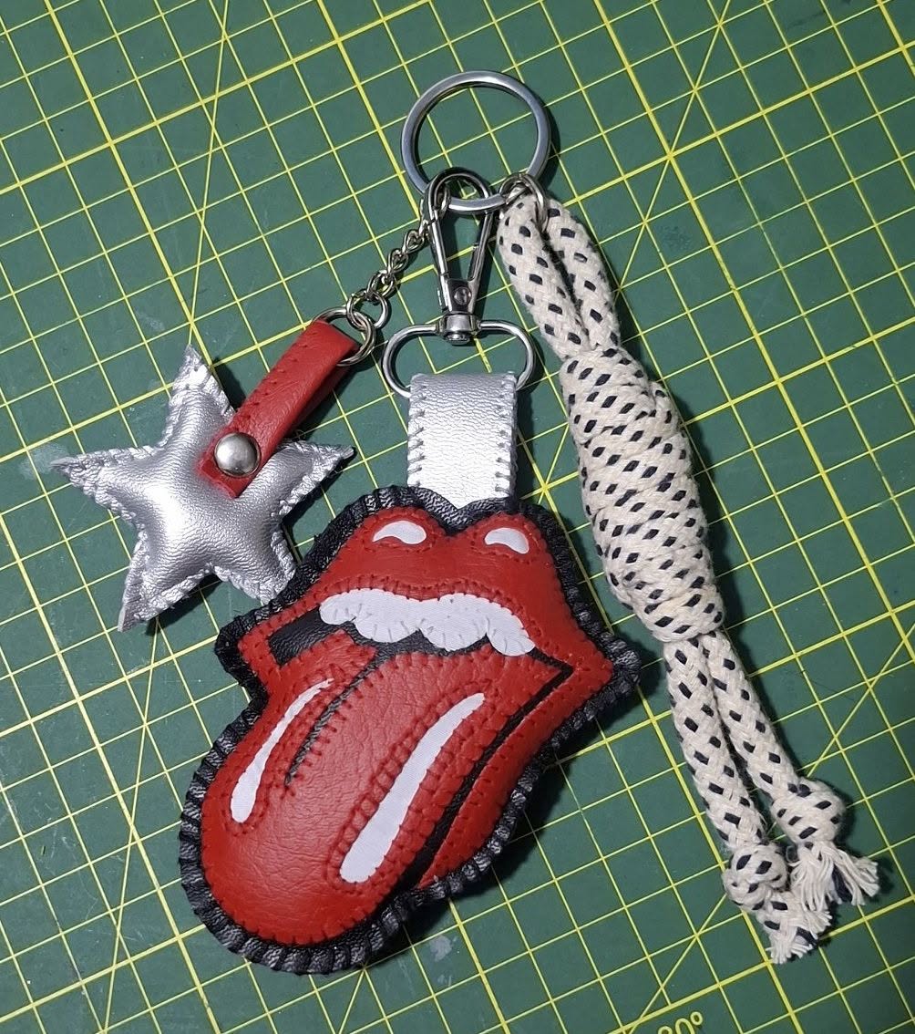 Llavero de lengua Rolling Stones en cuerina roja con estrella plateada y cordón