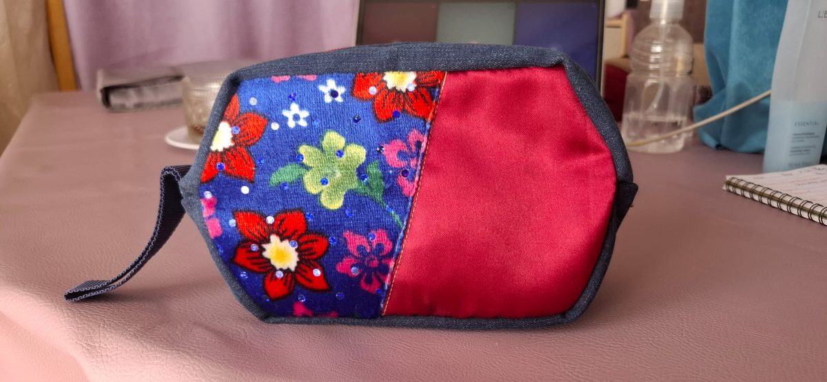 Neceser rojo con panel floral bordado y cierre superior